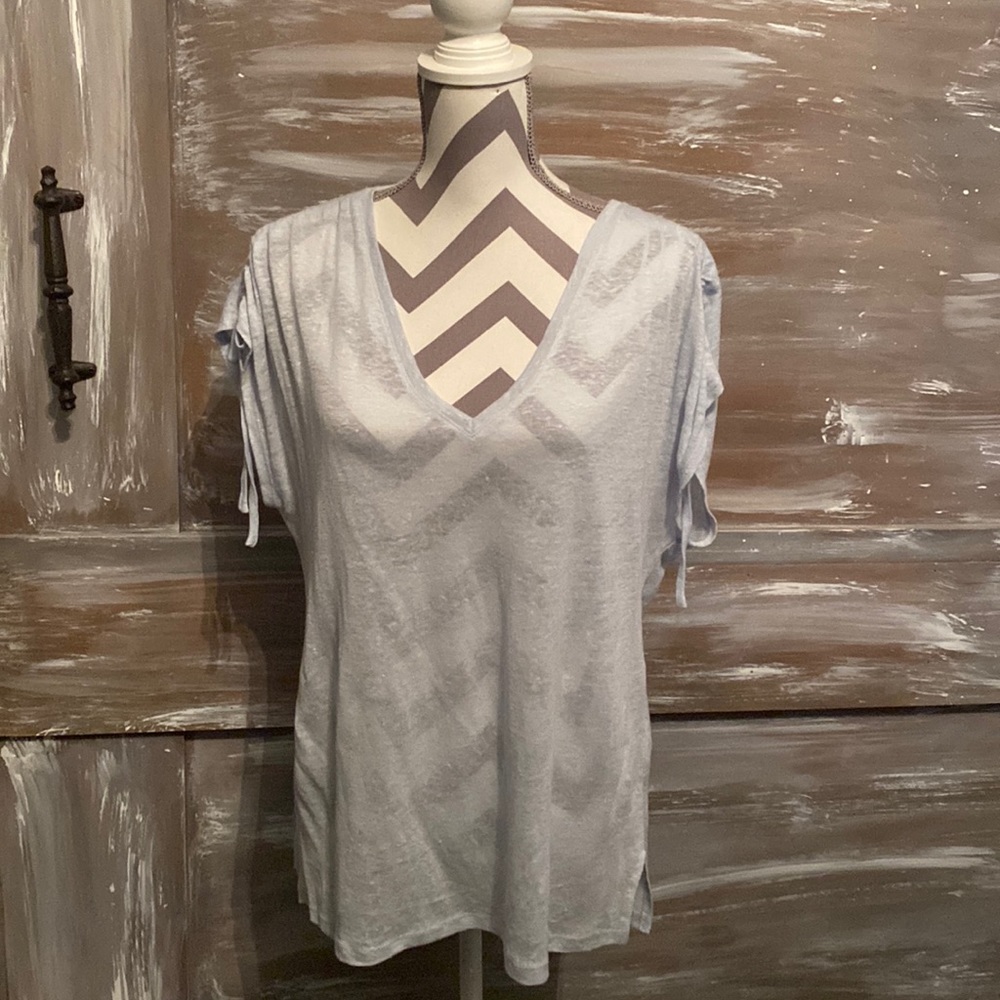 Vince Camuto V neck shirt size L